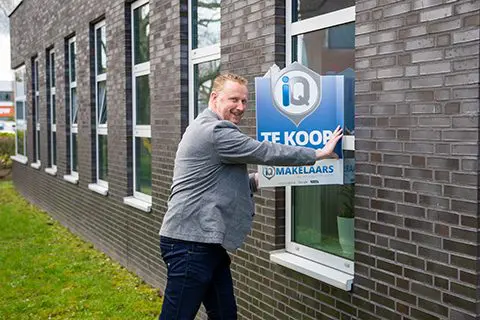 iQMakelaars-Onno-met-bord-buiten iqmakelaars hoogeveen